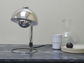 Lampe de table ou lampe de bureau scandinave Flowerpot VP4. Edition neuve. Acier inoxydable