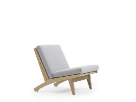 GE 370 lounge chair by Hans Wegner. New edition