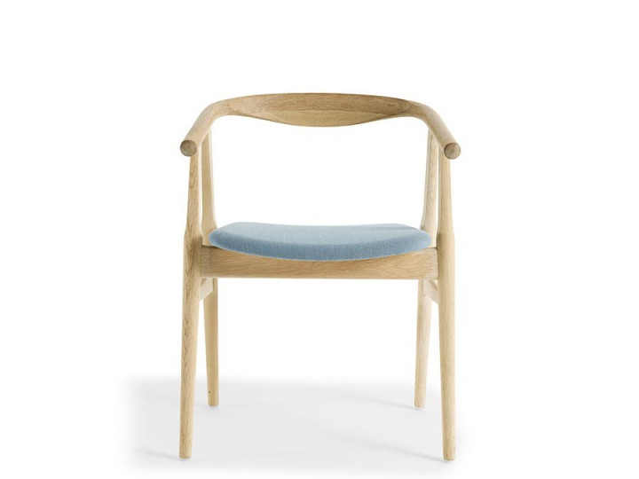 GE 525 chair by Hans Wegner. New edition