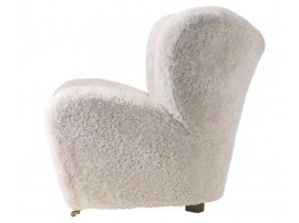 Fauteuil scandinave Man lounge chair, peau de mouton. Nouvelle édition.