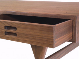 Bureau scandinave  ND93, 3 tiroirs, noyer. Nouvelle édition.