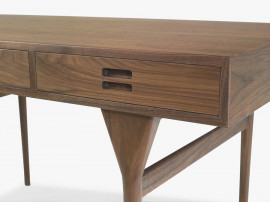 Bureau scandinave  ND93, 3 tiroirs, noyer. Nouvelle édition.