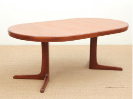 Mid-Century  modern scandinavian cirular dining table in teak by Kofod Larsen