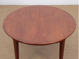 Mid-Century  modern scandinavian cirular dining table in teak by Henning Kjaernulf 