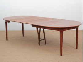 Mid-Century  modern scandinavian cirular dining table in teak by Henning Kjaernulf 