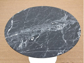 Mid-Century  modern  dining Tulip table in markina marble by Saarinen