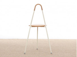 Tabouret scandinave tripode à poignée