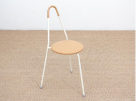 Tabouret scandinave tripode à poignée