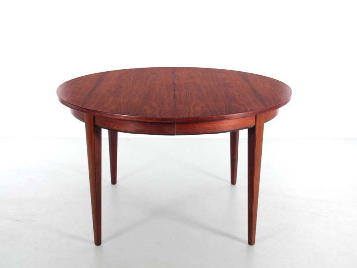Table de repas scandinave ronde à 3 rallonges en palissandre de Rio Table de repas scandinave ronde à 3 rallonges en palissandre de Rio