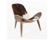 Fauteuil scandinave CH07 ou Shell Chair peau de vache. Nouvelle édition.