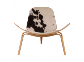 Fauteuil scandinave CH07 ou Shell Chair peau de vache. Nouvelle édition.