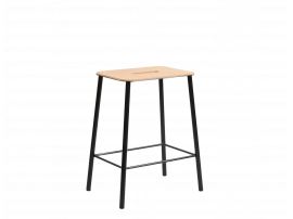 Adam Stool H50 cm. Assise rectangulaire en cuir naturel.