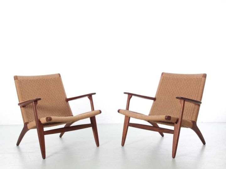 Mid century modern pair of lounge chair CH25 by Hans Wegner