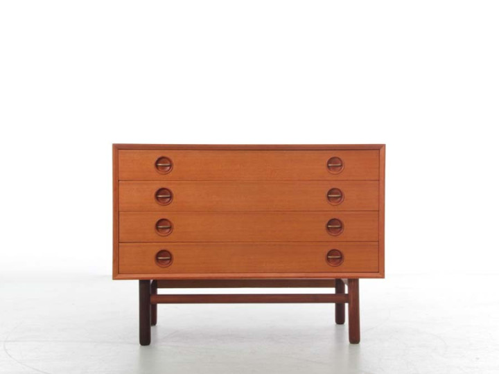 Mid century modern scandinavian chest of drawers in teakMid century modern scandinavian chest of drawers in teak. 