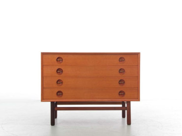 Mid century modern scandinavian chest of drawers in teakMid century modern scandinavian chest of drawers in teak. 