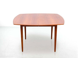 Table scandinave carrée en teck 4/12 pers