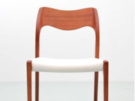 Suite de 6 chaises scandinaves en teck modèle 71. Revêtement au choix