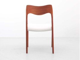 Suite de 6 chaises scandinaves en teck modèle 71. Revêtement au choix