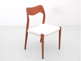 Suite de 6 chaises scandinaves en teck modèle 71. Revêtement au choix