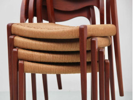 Suite de 4 chaises scandinaves en teck modèle 71