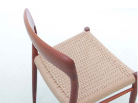 Suite de 6 chaises scandinaves en teck modèle 75